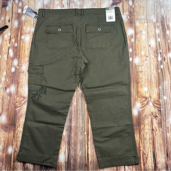 NWT Lee Crop Utility Cargo Pocket Pants Floral Embroidered Green Women’s Size 16 - Picture 2 of 16